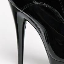 SCHWARZE VINYL-STIEFELETTEN FLACHE SCHNÜRUNG