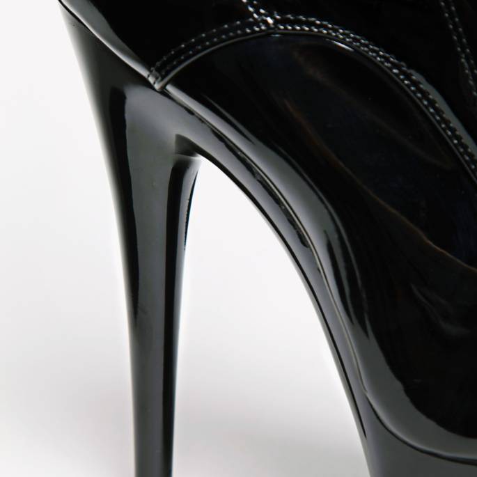 SCHWARZE VINYL-STIEFELETTEN FLACHE SCHNÜRUNG