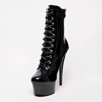 SCHWARZE VINYL-STIEFELETTEN FLACHE SCHNÜRUNG