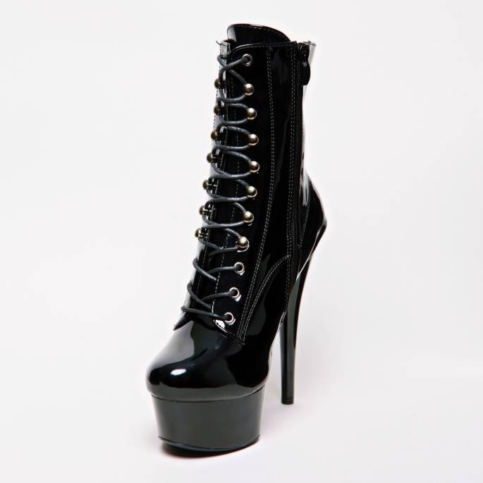 SCHWARZE VINYL-STIEFELETTEN FLACHE SCHNÜRUNG