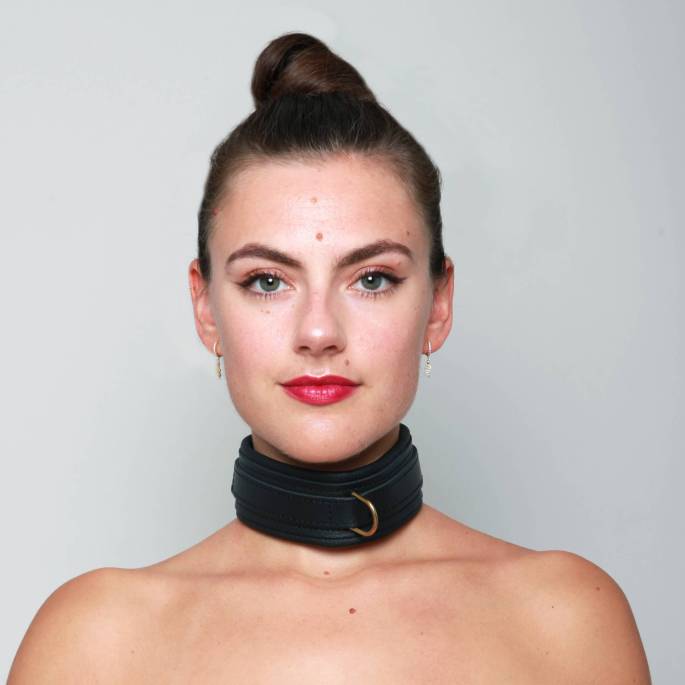 HALSBAND AUS SCHWARZEM LEDER GOLDENER RING