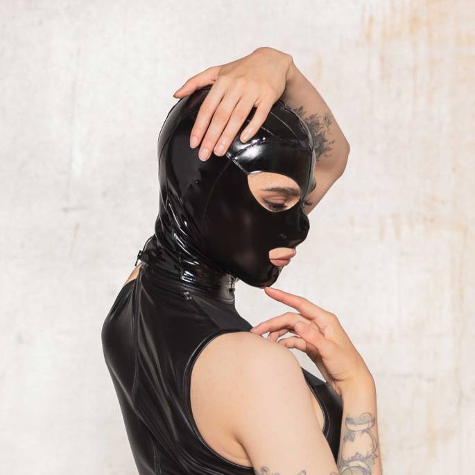 FROSTIG - SCHWARZE VINYLHAUBE