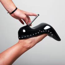 SCHWARZE VINYL-PUMPS MIT NIETEN