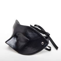 SCHWARZE LEDERMASKE MIT VERDUNKELUNG