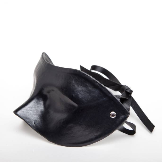 SCHWARZE LEDERMASKE MIT VERDUNKELUNG