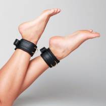 CHEVILLERES CUIR NOIR ANNEAU DORE