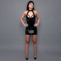 MARIA KLEID AUS SCHWARZEM VINYL