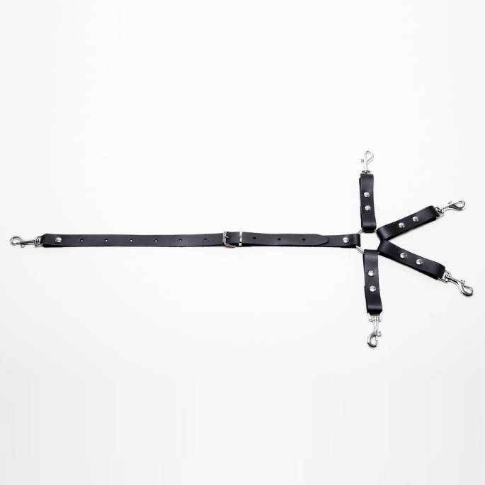 SCHWARZER LEDERRIEMEN + KREUZZWANG