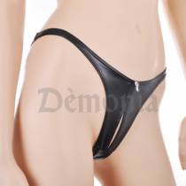 GESCHLITZTER STRING AUS LACK-LYCRA