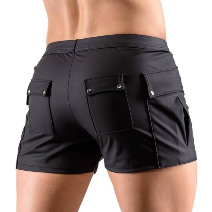 MATTE WETLOOK-SHORTS + TASCHEN