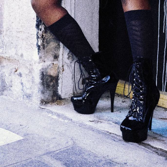 SCHWARZE VINYL-STIEFELETTEN FLACHE SCHNÜRUNG