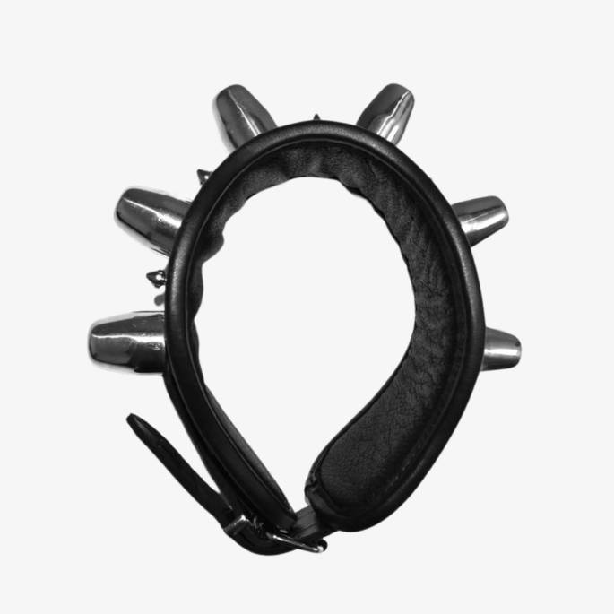 HALSKETTE AUS HALSKRAUSE + GROSSE NÄGEL