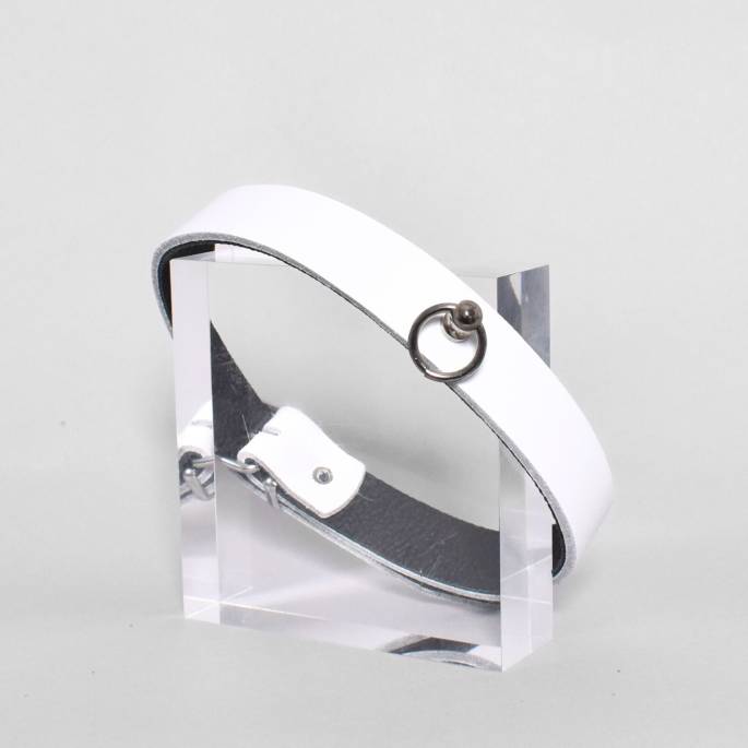 Collier avec boucle en cuir blanc
