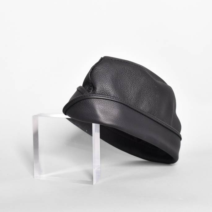 Kalotte aus schwarzem Leder