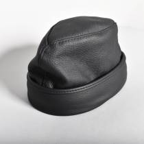 Kalotte aus schwarzem Leder