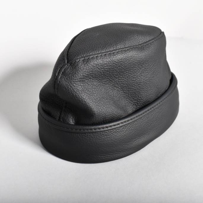 Kalotte aus schwarzem Leder