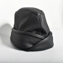 Kalotte aus schwarzem Leder