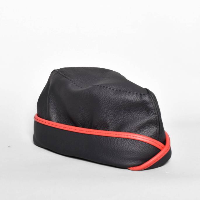 Kalotte aus schwarz-rotem Leder