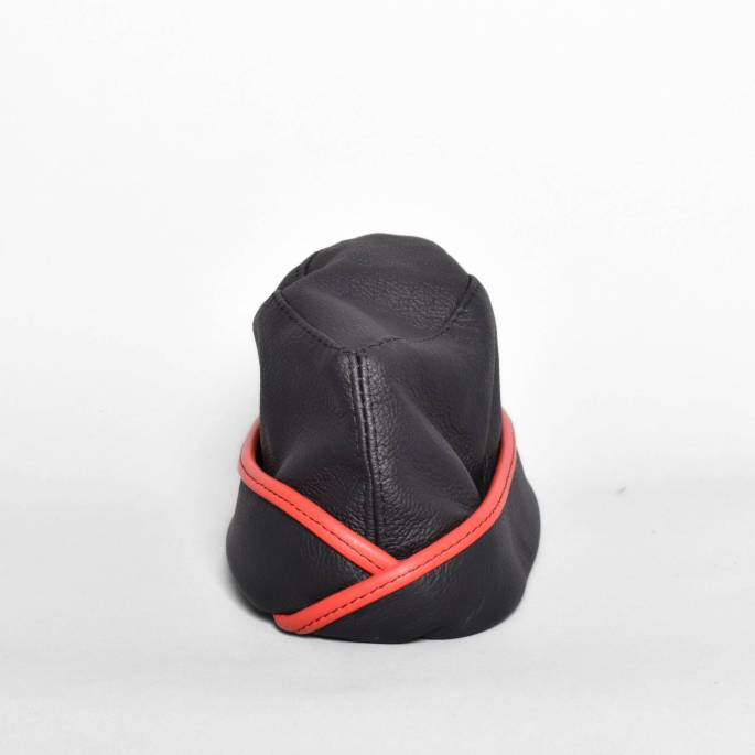 Kalotte aus schwarz-rotem Leder