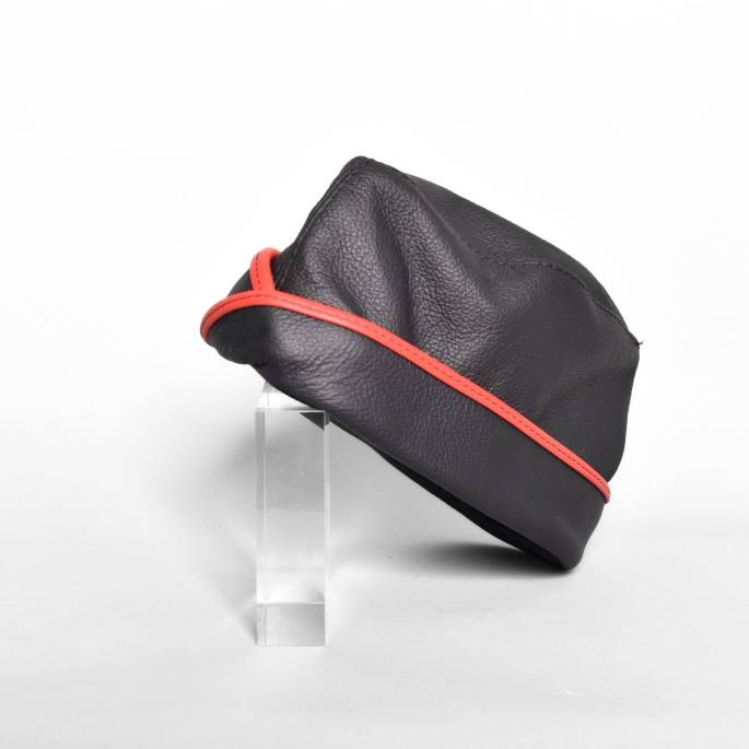 Kalotte aus schwarz-rotem Leder