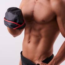 Kalotte aus schwarz-rotem Leder