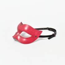Masque cuir rouge courbes