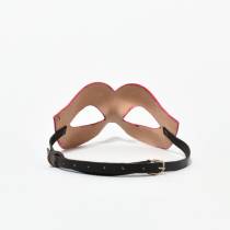 Maske aus rotem Leder Kurven