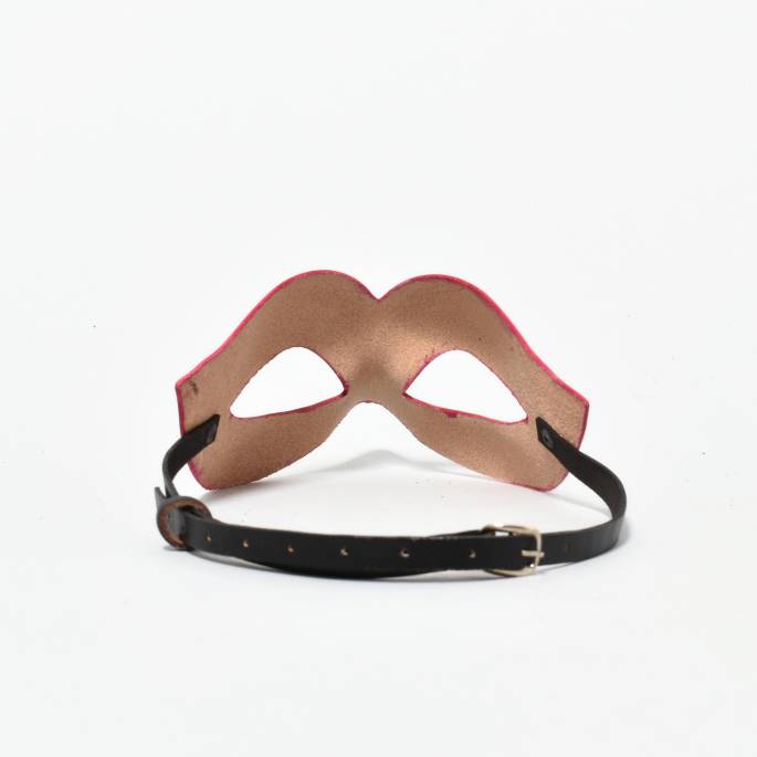 Maske aus rotem Leder Kurven