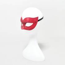 Maske aus rotem Leder Kurven