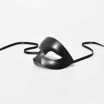 Masque cuir noir courbes