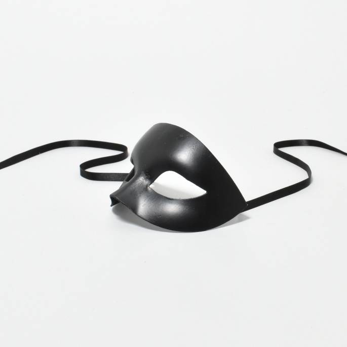 Masque cuir noir courbes