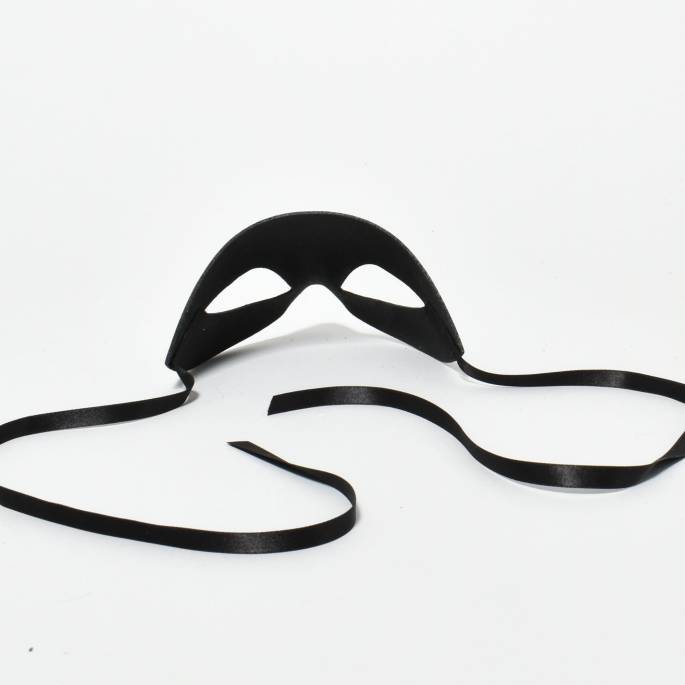 Schwarze Ledermaske Kurven