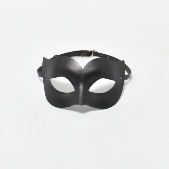 Schwarze Ledermaske Kurven