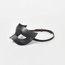 Schwarze Ledermaske Kurven