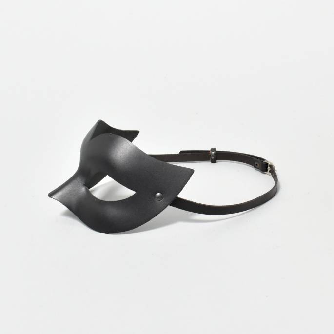 Schwarze Ledermaske Kurven