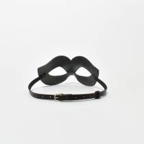 Schwarze Ledermaske Kurven