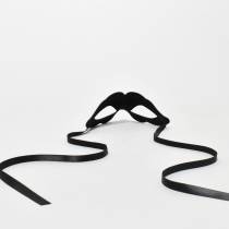 Schwarze gewellte Samtmaske