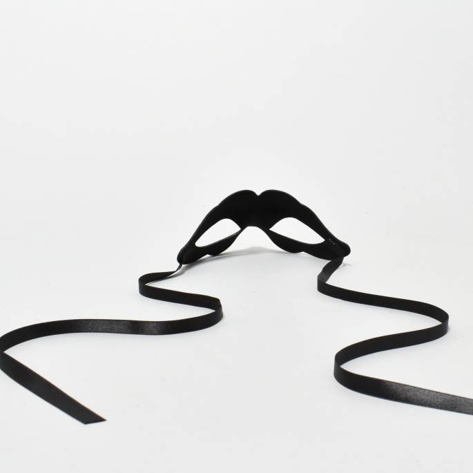 Schwarze gewellte Samtmaske