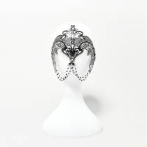 Maske aus Metall-Spitze + schwarze Perlenketten