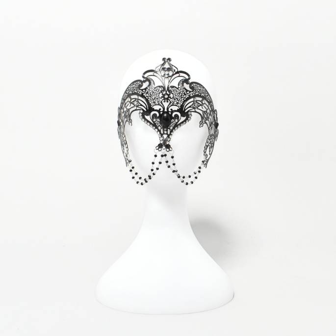 Maske aus Metall-Spitze + schwarze Perlenketten