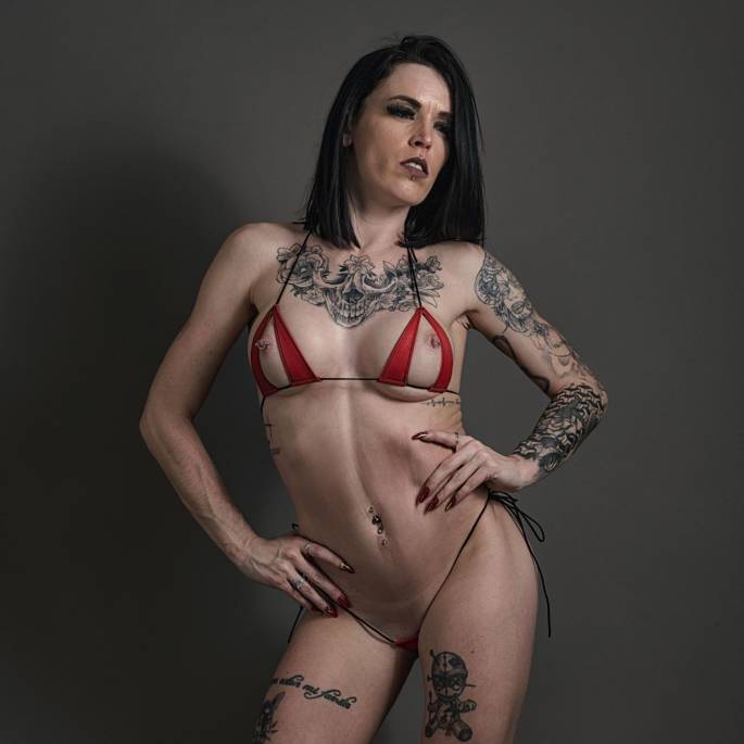 Offener schwarzer Lederbikini