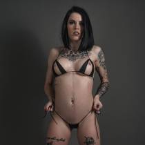 Offener schwarzer Lederbikini