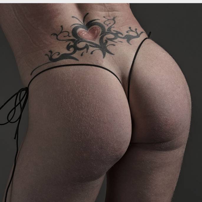 Offener schwarzer Lederbikini