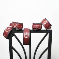 Confezione in pelle borgogna con anello rosa dorato