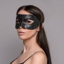 Maske aus schwarzem Leder Arabesken