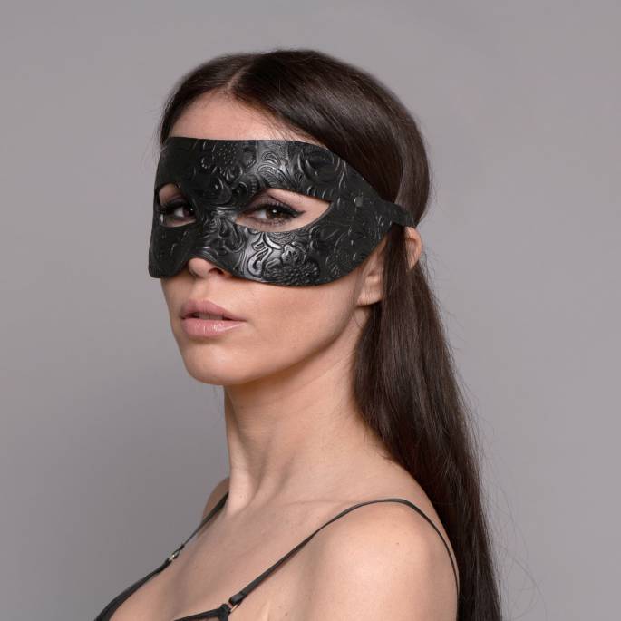 Maske aus schwarzem Leder Arabesken
