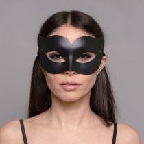 Schwarze Ledermaske Kurven