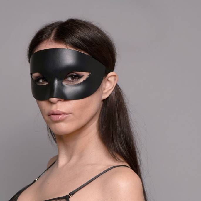 Schwarze Ledermaske Kurven