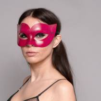 Maske aus rotem Leder Kurven