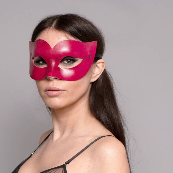 Maske aus rotem Leder Kurven